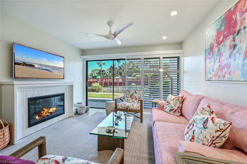 600 Neapolitan WAY 110 NAPLES, FL 34103