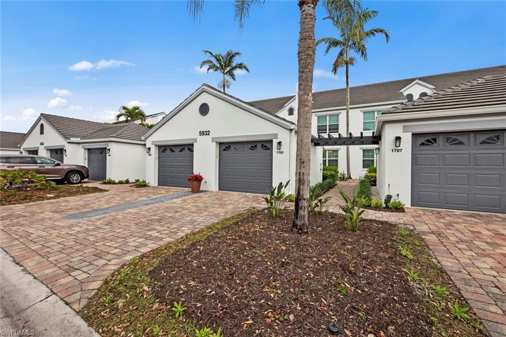 5932 Sand Wedge LN 1703 NAPLES, FL 34110