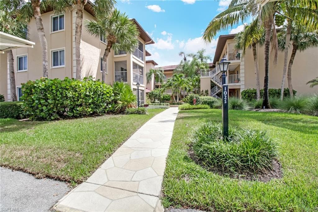 1025 Foxfire LN 301 NAPLES, FL 34104