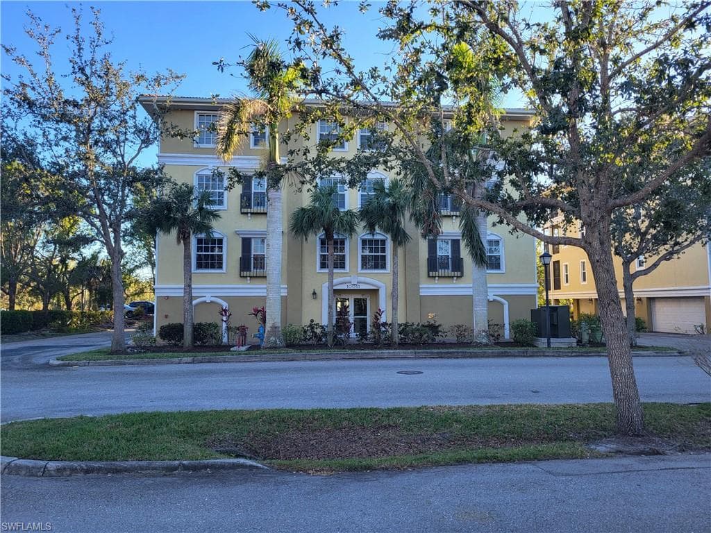 10011 Lake Cove DR 301 FORT MYERS, FL 33908