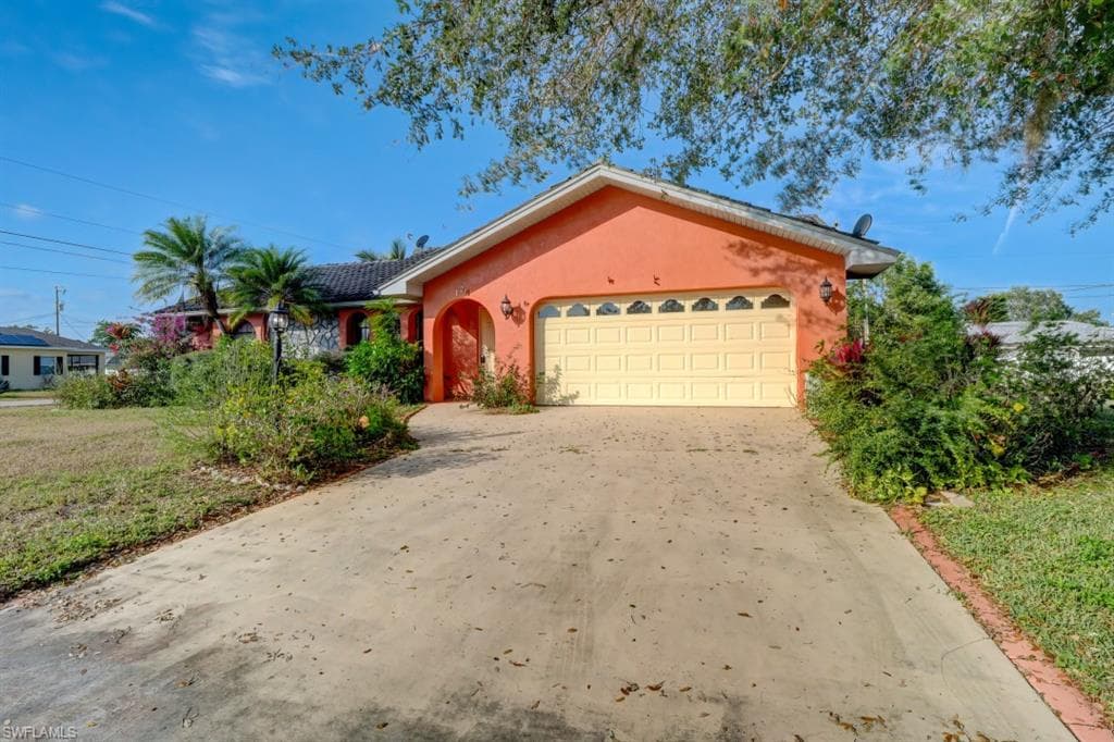 124 Sebring CIR LEHIGH ACRES, FL 33936