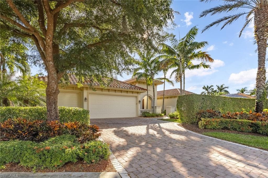 1038 Tivoli DR NAPLES, FL 34104