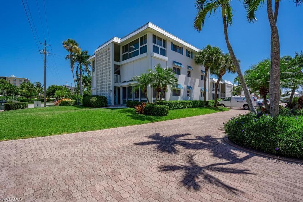 2100 Gulf Shore BLVD N 101 NAPLES, FL 34102