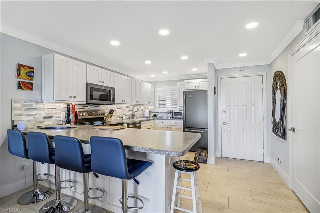 21 High Point CIR E 506 NAPLES, FL 34103