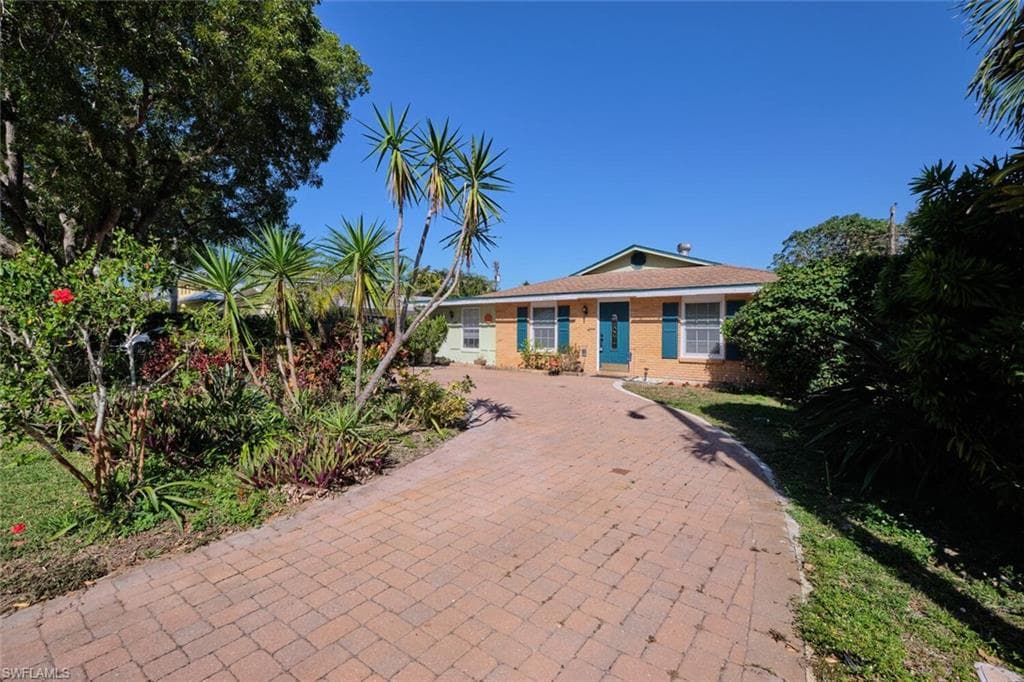 1085 28th AVE N NAPLES, FL 34103