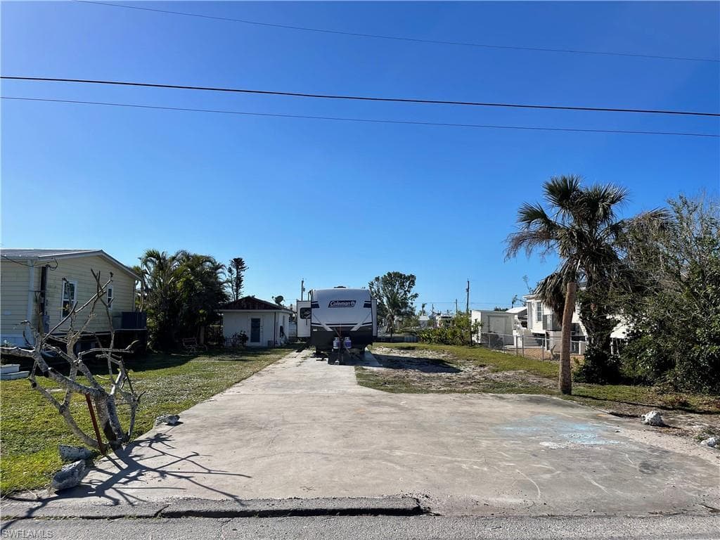 2741 PATTERSON CT ST. JAMES CITY, FL 33956