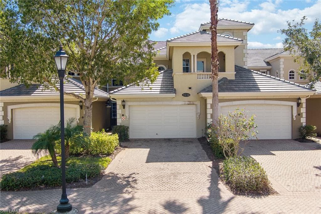 9234 Tesoro LN 202 NAPLES, FL 34114