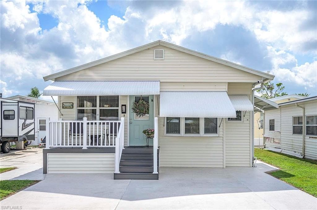 36 La Fonda LN NORTH FORT MYERS, FL 33903