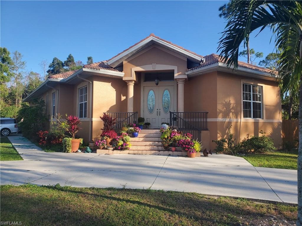 8025 BAYSHORE DR NAPLES, FL 34112