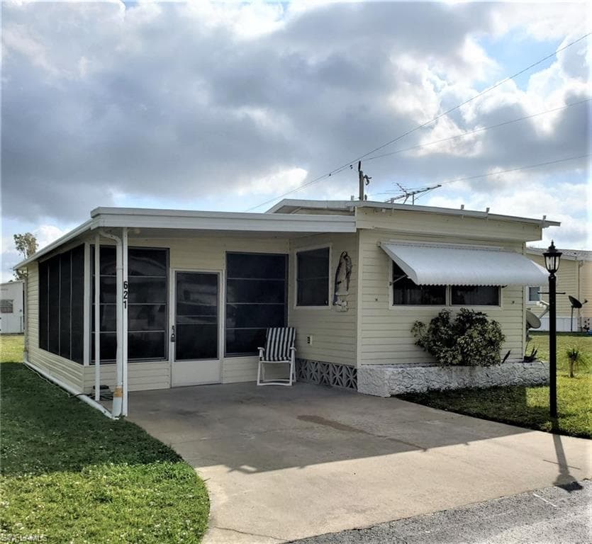 621 Vista DR NORTH FORT MYERS, FL 33917