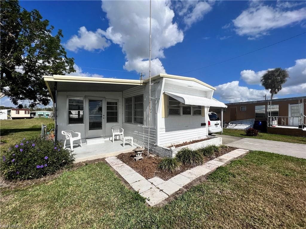 325 Lantern LN NORTH FORT MYERS, FL 33917
