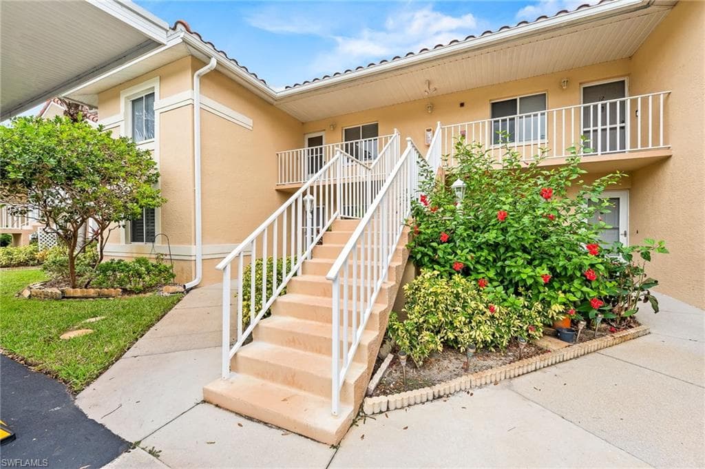 184 FURSE LAKES CIR F-11 NAPLES, FL 34104