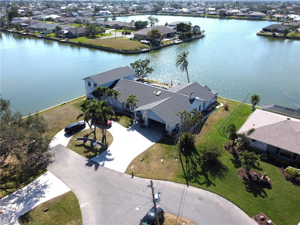 29 SE 10th AVE CAPE CORAL, FL 33990