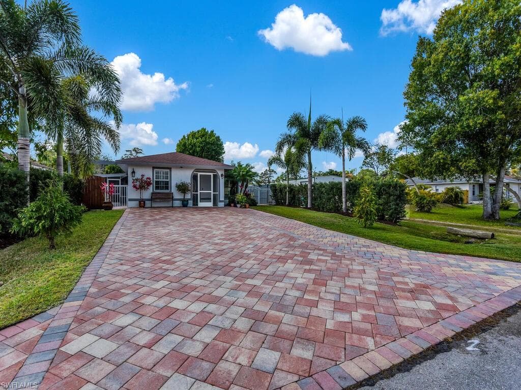 123 1st ST NAPLES, FL 34113
