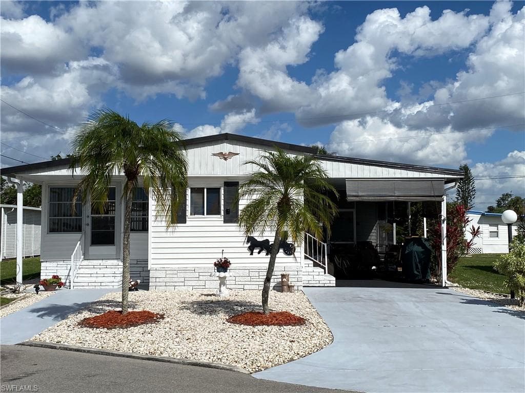 18 Carriage LN NORTH FORT MYERS, FL 33917