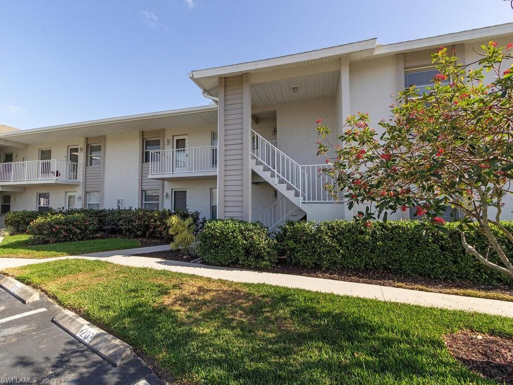 1316 Derbyshire CT B-204 NAPLES, FL 34116