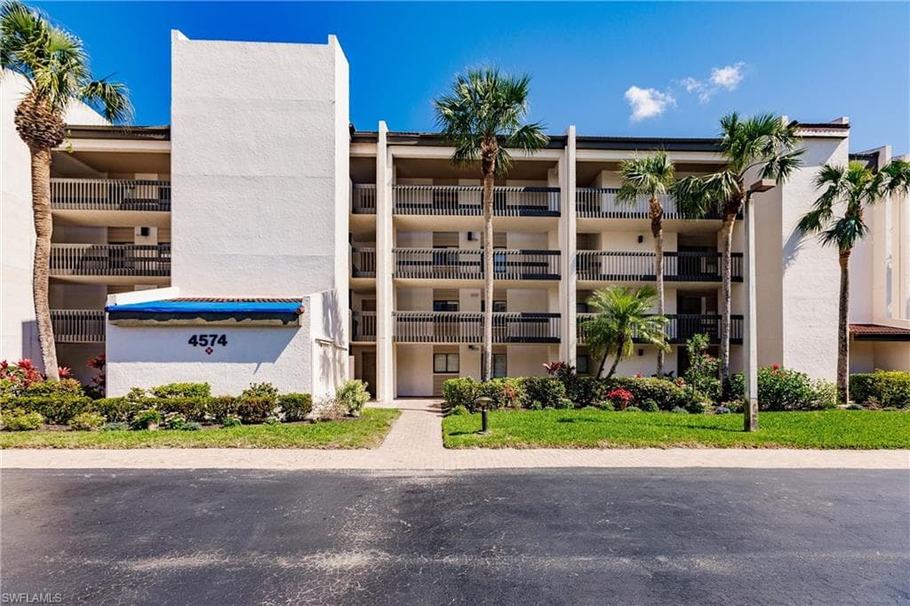 4574 Trawler CT 404 FORT MYERS, FL 33919