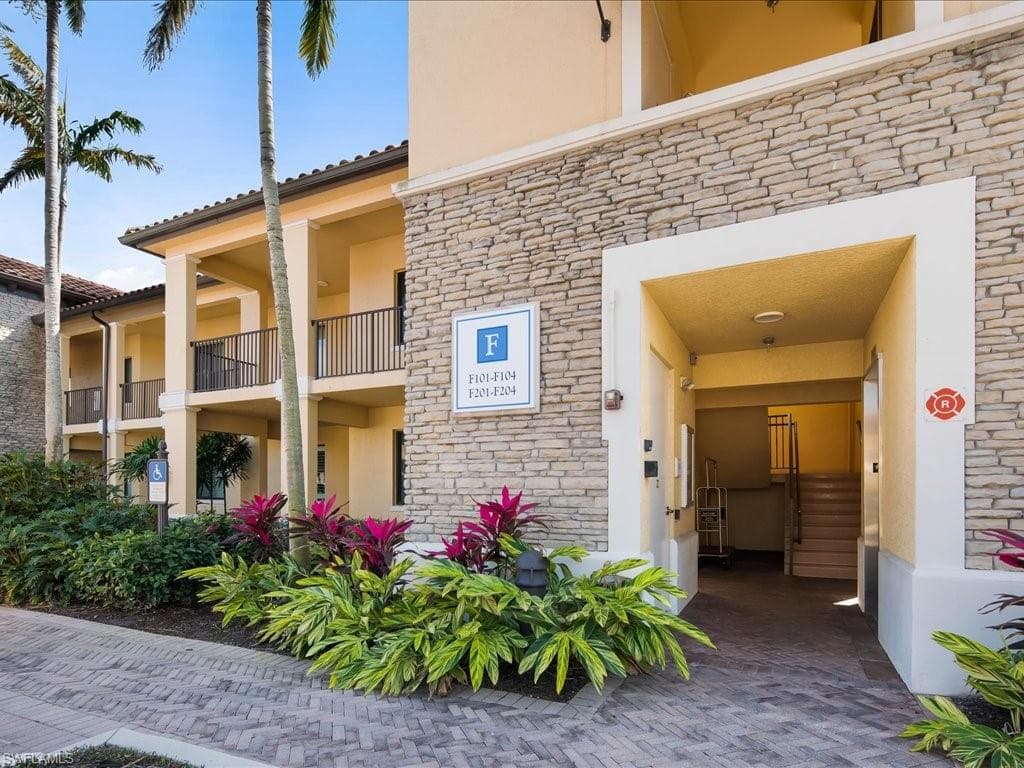 1035 Sandpiper ST F-101 NAPLES, FL 34102