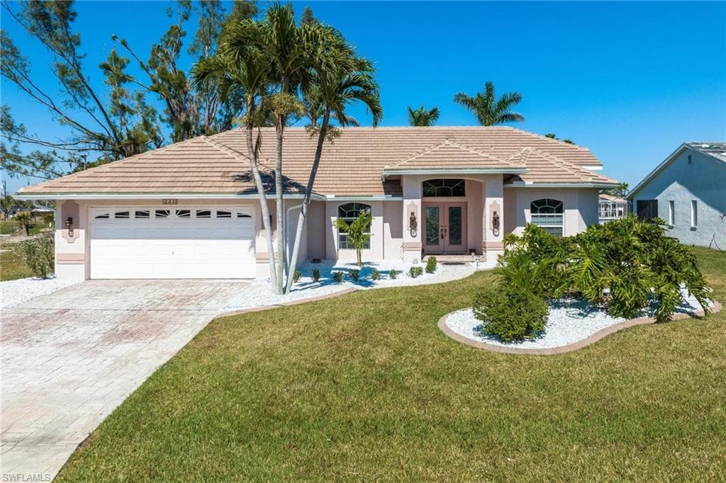221 SE 28th TER CAPE CORAL, FL 33904