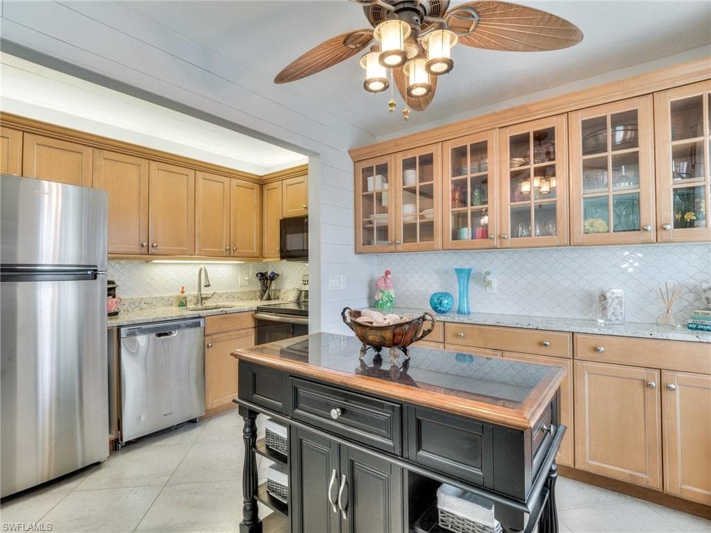 1250 Tennisplace CT B22 SANIBEL, FL 33957