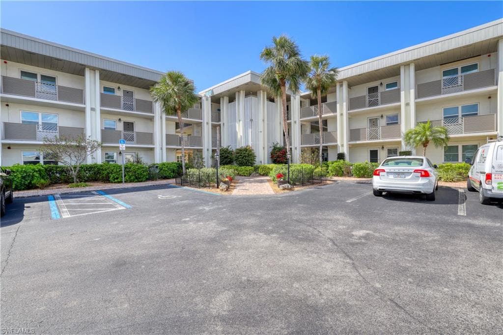 6102 Augusta DR 202 FORT MYERS, FL 33907