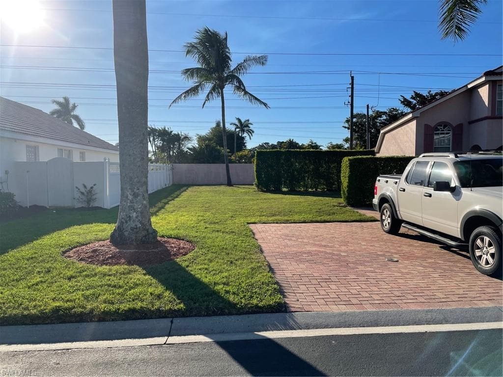 1105 Jardin DR NAPLES, FL 34104