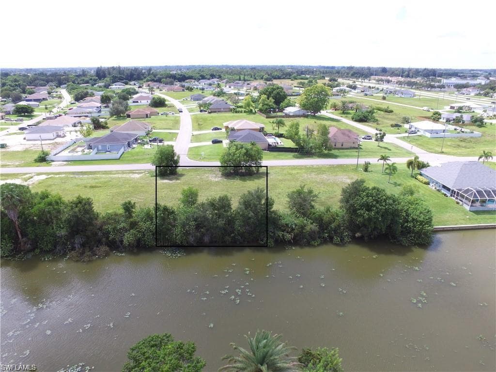 35 NE 5th TER CAPE CORAL, FL 33909