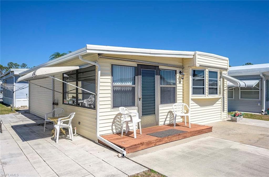 49 La Fonda LN NORTH FORT MYERS, FL 33903