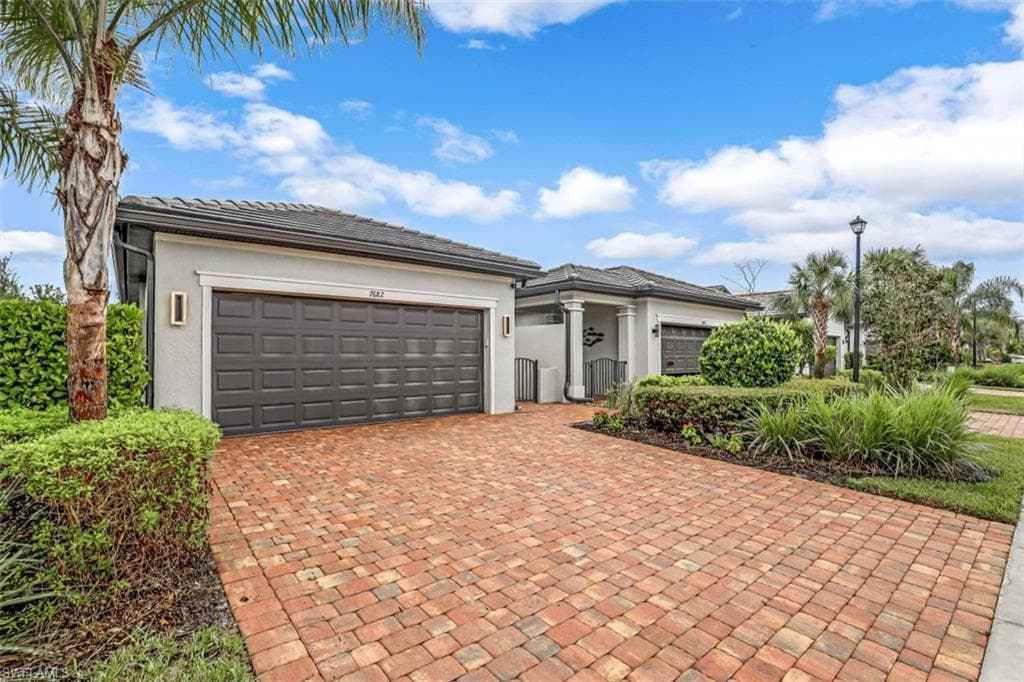 7682 Jacaranda LN NAPLES, FL 34114