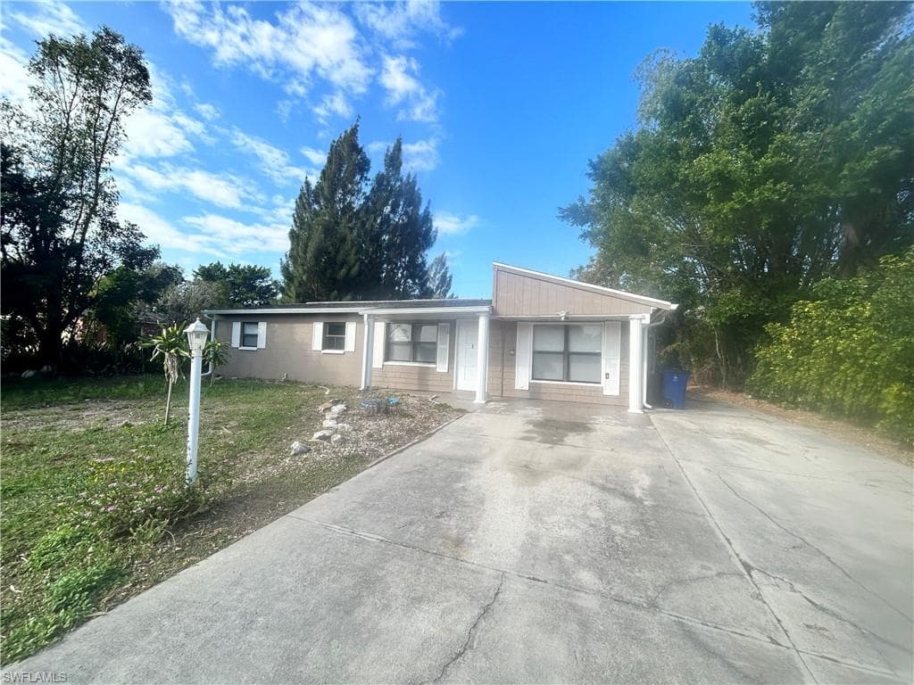 13 Abaco ST LEHIGH ACRES, FL 33936
