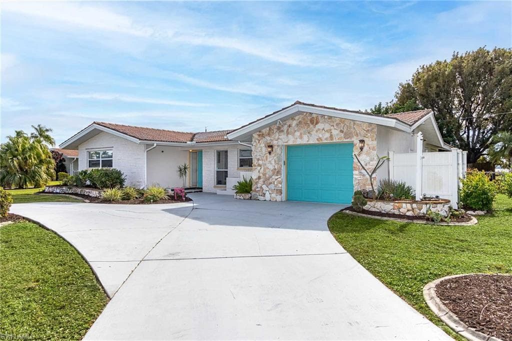 702 Coral DR CAPE CORAL, FL 33904