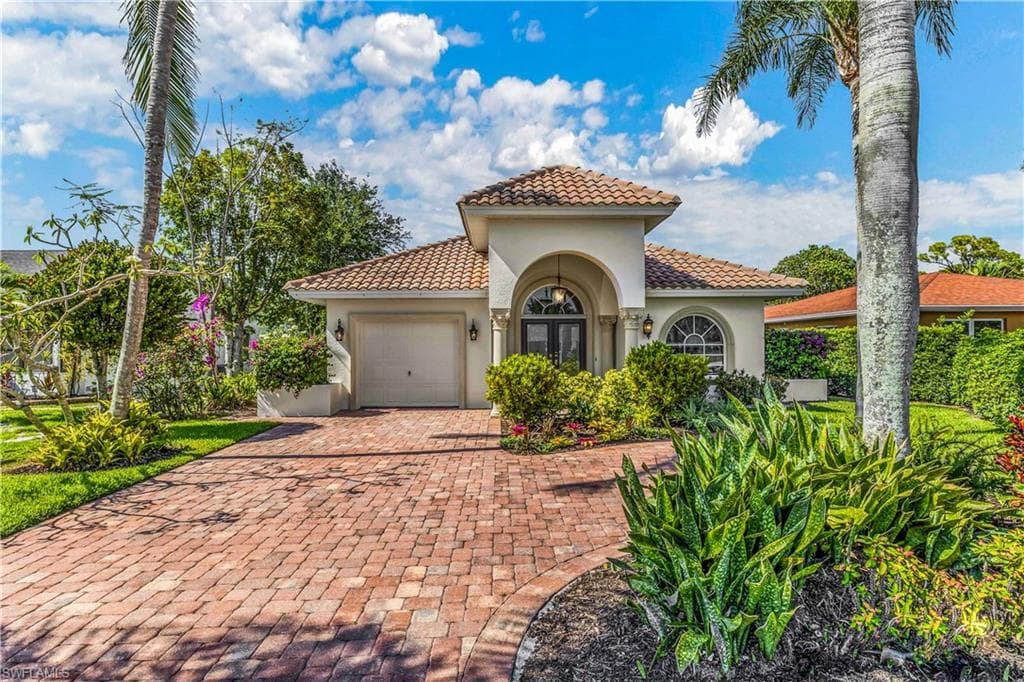 571 93rd AVE N NAPLES, FL 34108
