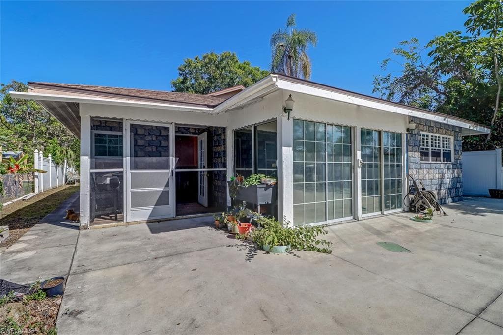 3489 Seagrape AVE NAPLES, FL 34104