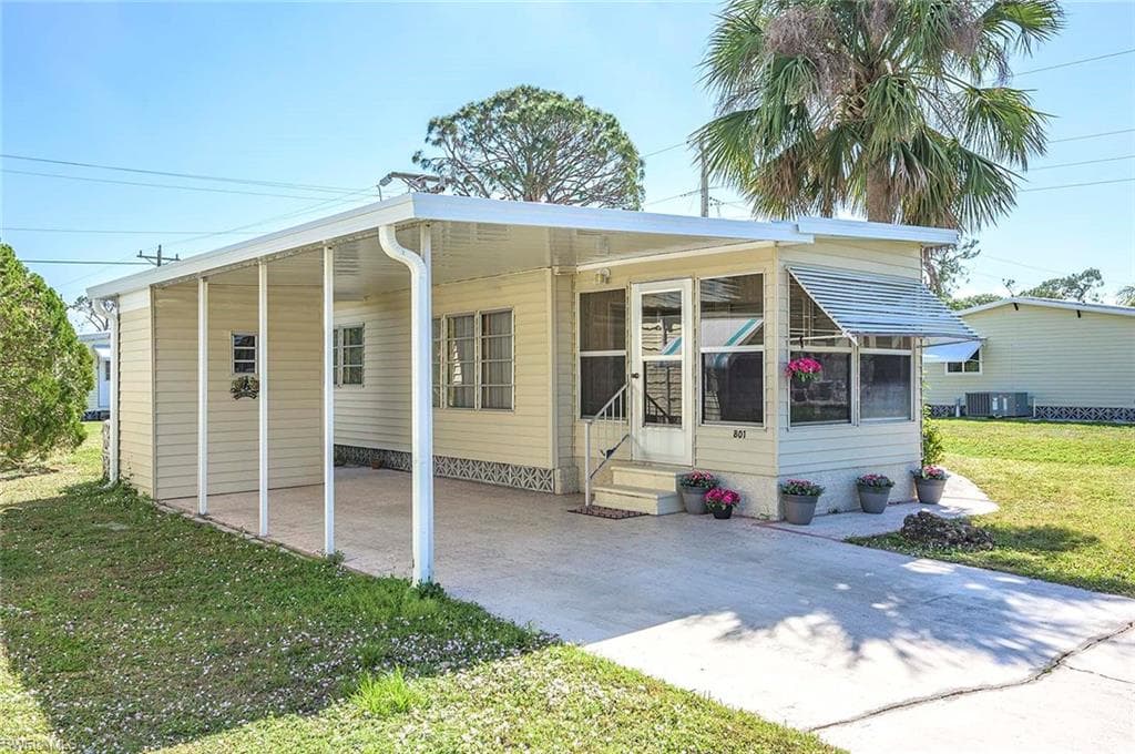 801 Homefolks ST NORTH FORT MYERS, FL 33917