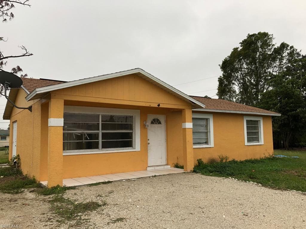 2252 9th CT LEHIGH ACRES, FL 33936