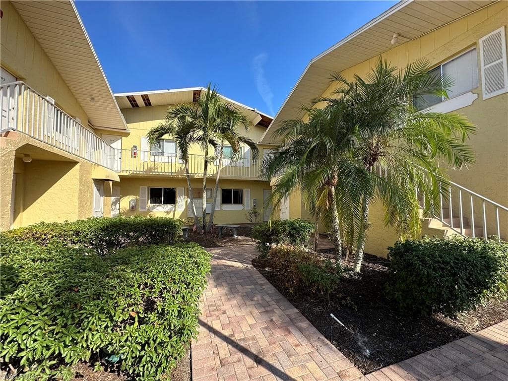 8135 Country RD 104 FORT MYERS, FL 33919