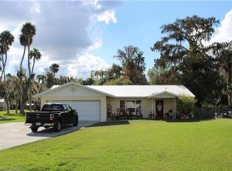 1747 Caloosa Estates CT LABELLE, FL 33935