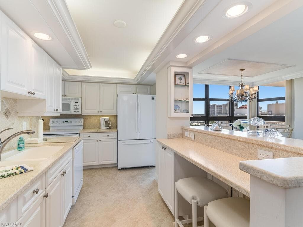 260 Seaview CT 806 MARCO ISLAND, FL 34145