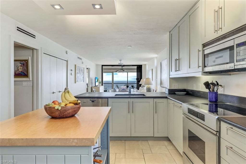9415 Gulf Shore DR 102 NAPLES, FL 34108