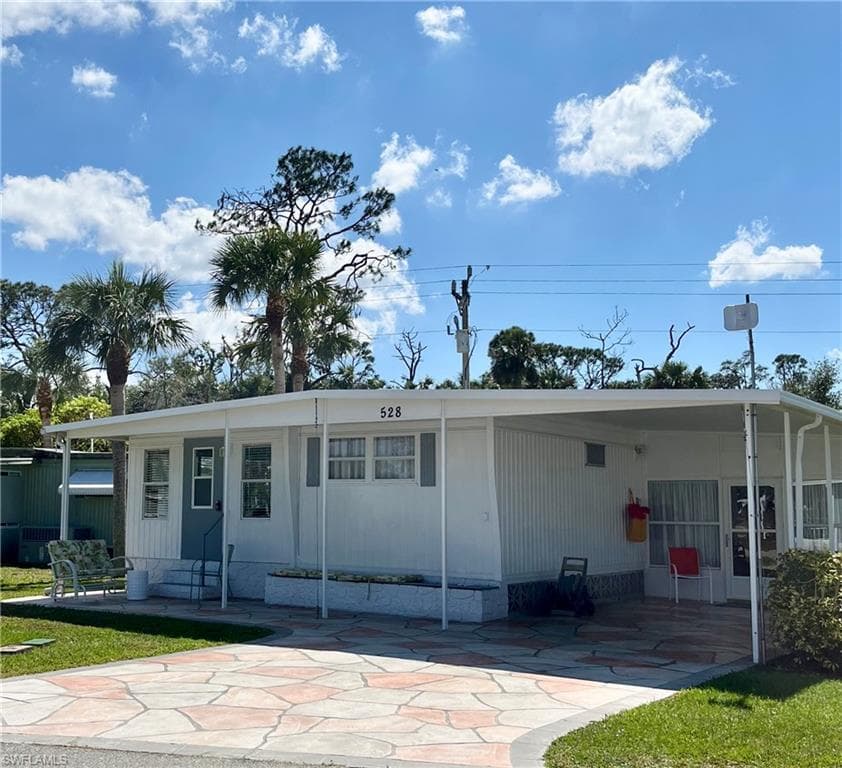 528 Timber LN S NORTH FORT MYERS, FL 33917