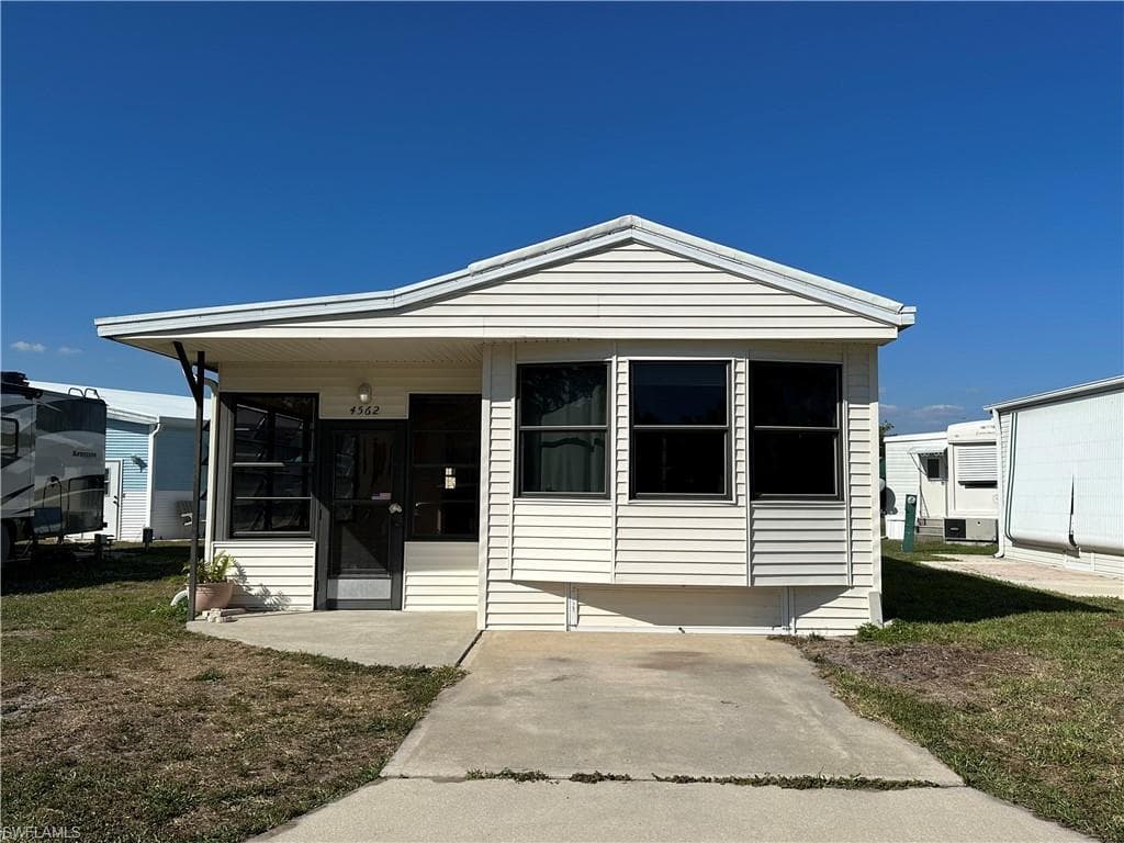 4562 Jefferson Davis BLVD E ESTERO, FL 33928