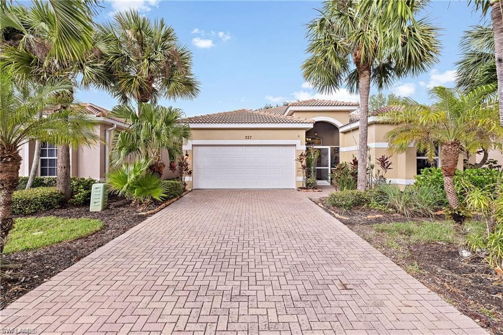 227 Glen Eagle CIR NAPLES, FL 34104