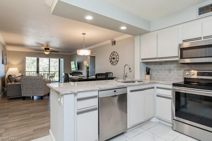 228 Fox Glen DR 3210 NAPLES, FL 34104