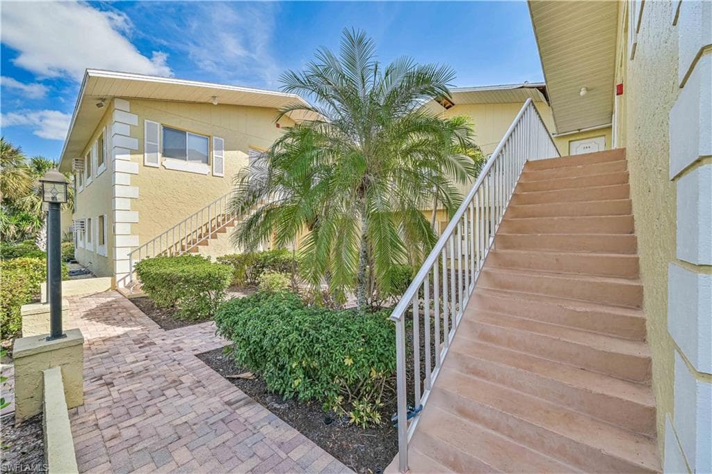 8135 Country RD 205 FORT MYERS, FL 33919