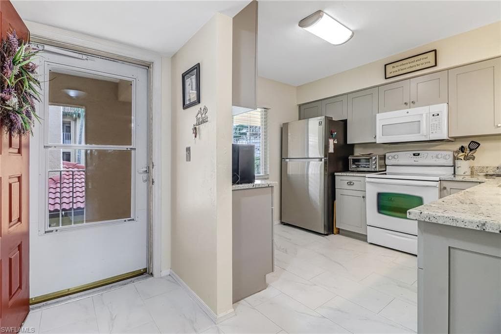 1025 Foxfire LN 204 NAPLES, FL 34104