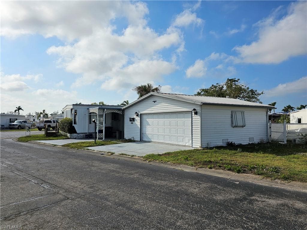 11121 Bombay LN FORT MYERS, FL 33908