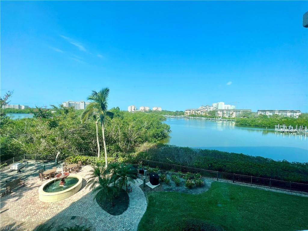 420 Cove Tower DR 302 NAPLES, FL 34110