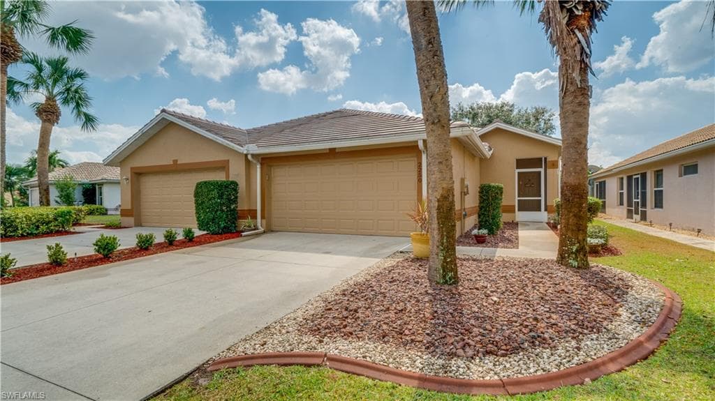 2250 Carnaby CT LEHIGH ACRES, FL 33973
