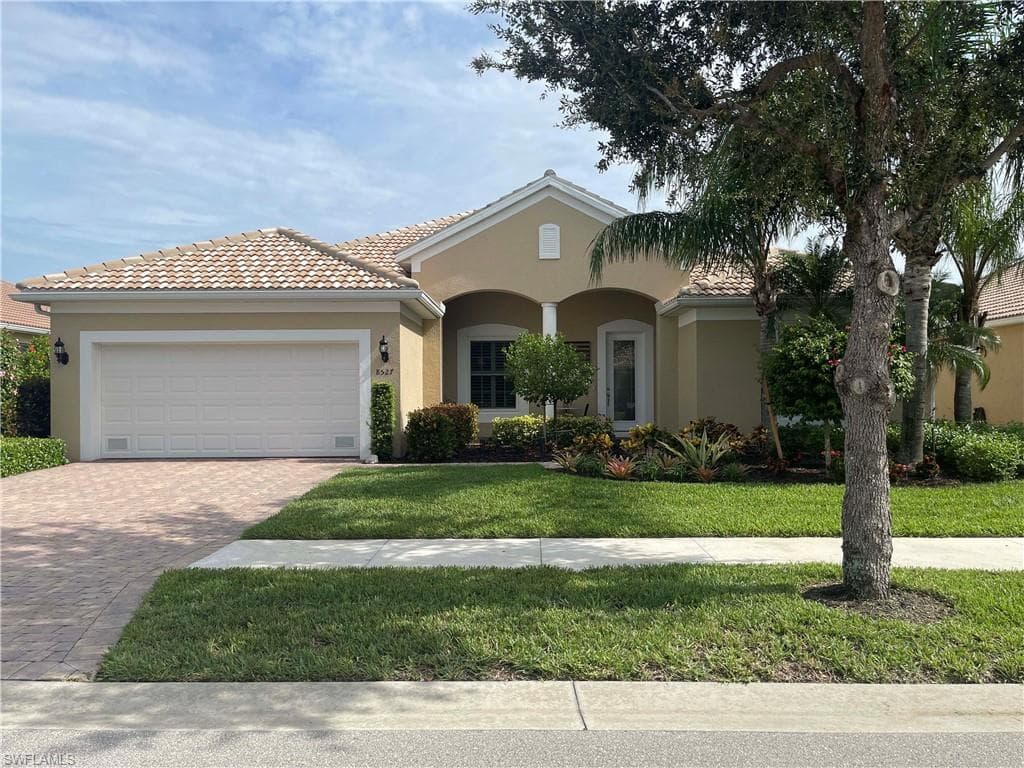 8527 Karina CT NAPLES, FL 34114