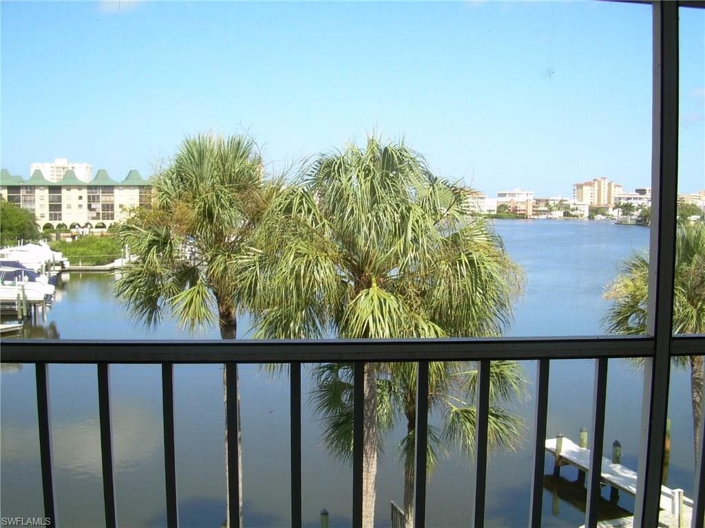 9101 Vanderbilt DR 304 NAPLES, FL 34108